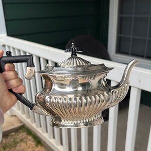 Cheltenham Sheffield England 02002 EPNS Classic Coffee Pot w/Black Handle